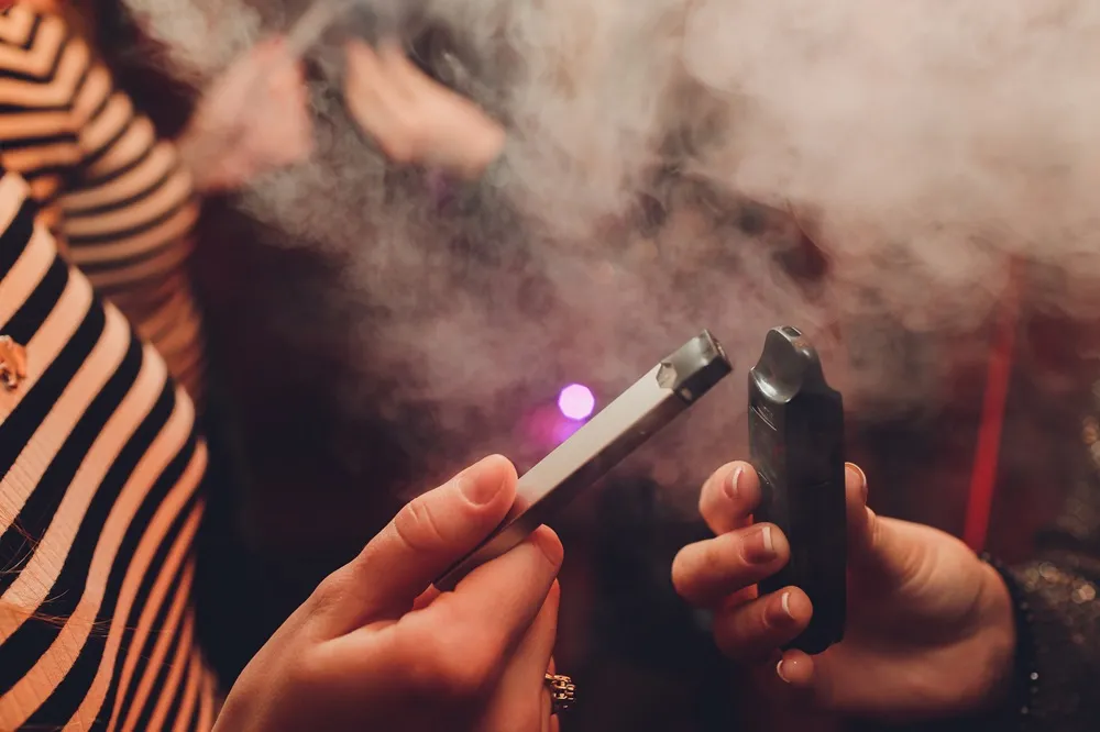 Glicerol, propilenoglicol, formaldeído, acetaldeído, acroleína, acetona e nicotina são substâncias encontradas na fumaça dos vapes