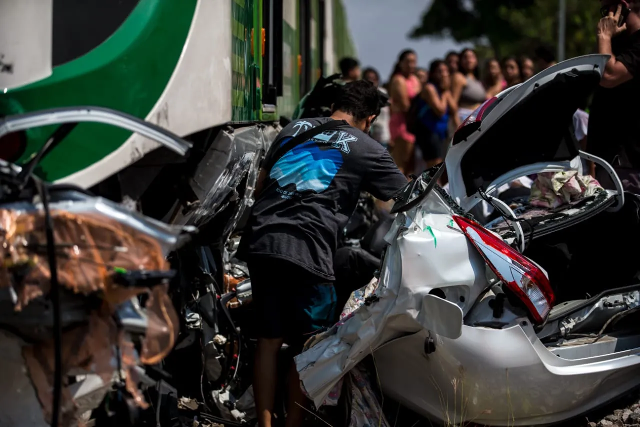 Carro envolvido em acidente ficou destruído