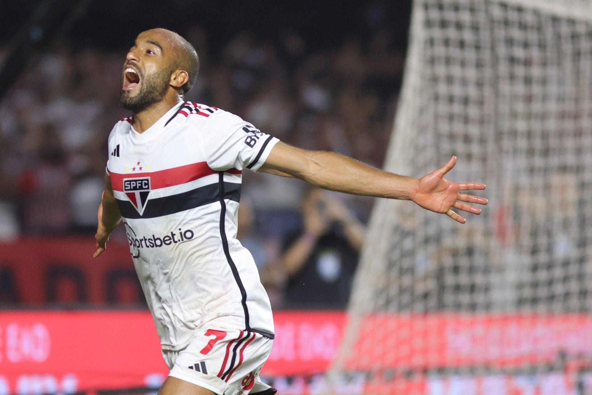 Lucas Moura comemora gol pelo Fortaleza