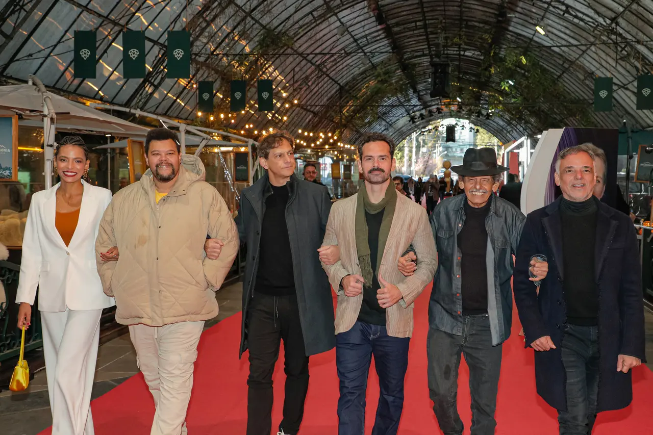 Equipe do longa-metragem 'Oeste Outra Vez' em primeira exibição nacional durante o Festival de Cinema de Gramado