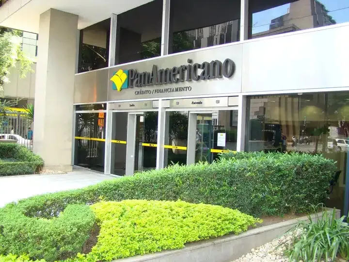 Em novembro de 2010, após o Banco Central identificar um rombo nas contas da instituição, o PanAmericano recebeu um aporte de R$ 2,5 bilhões