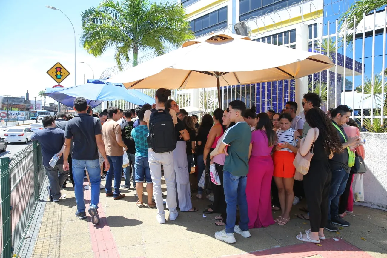 Em meio ao sol e calor, candidatos procuraram maneiras de se proteger enquanto aguardavam abertura do local de prova