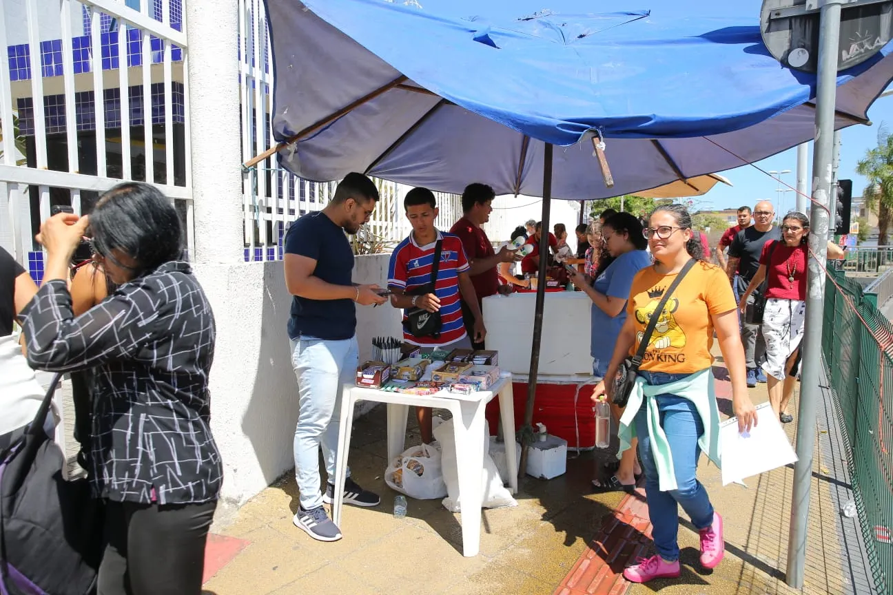 Vendedores ambulantes aproveitaram para vender materiais necessários para a prova