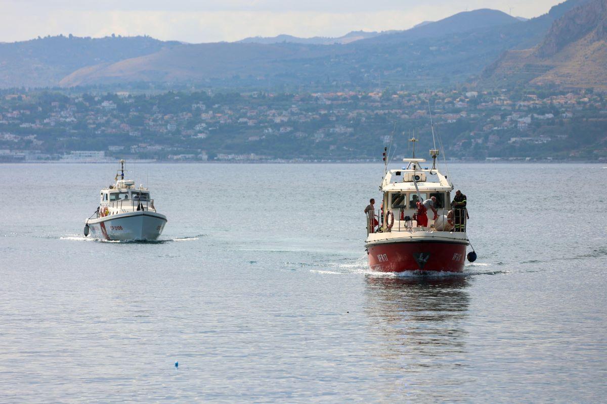 Barcos na itália procurando desaparecidos de iate de luxo