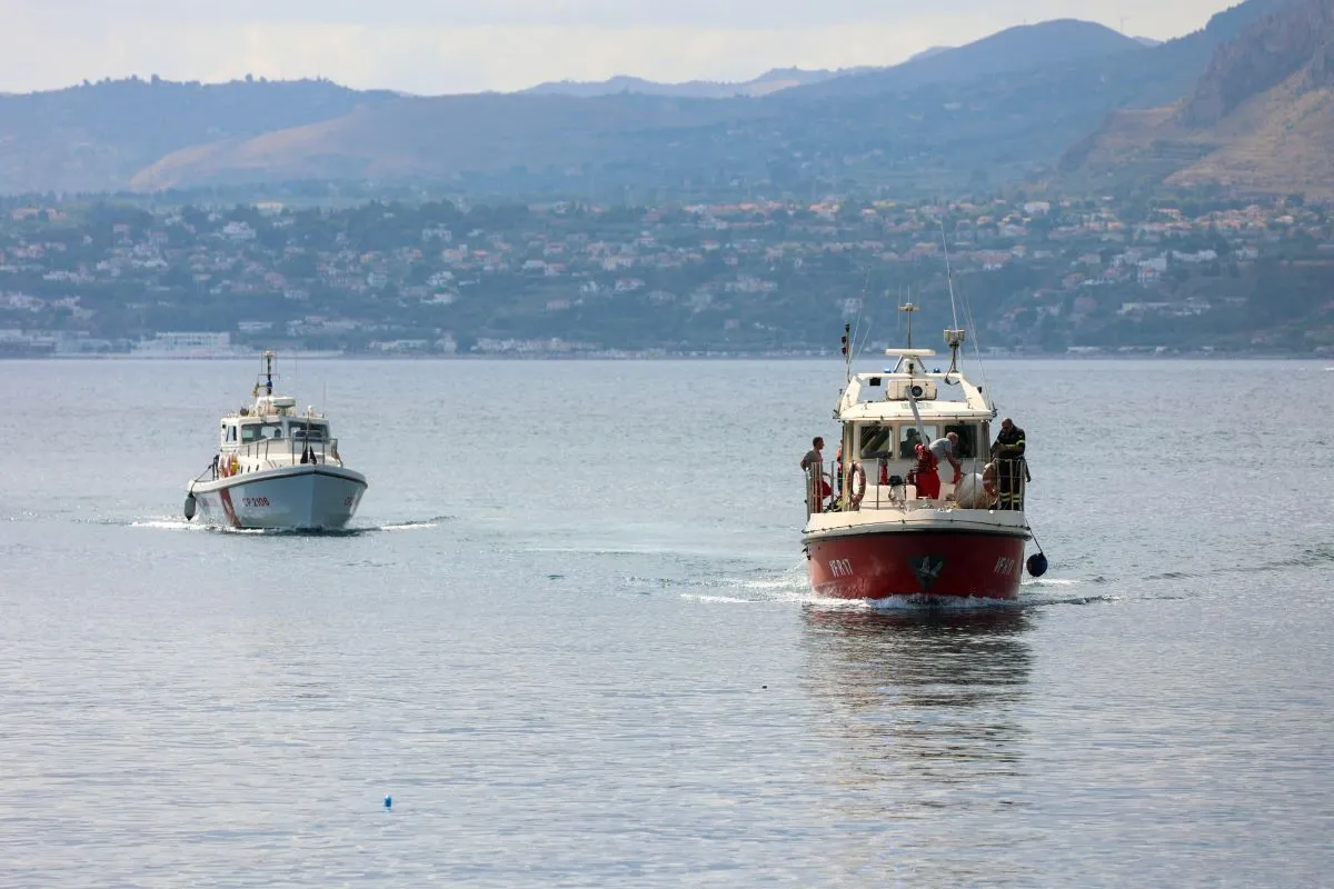 A Guarda Costeira italiana e o Corpo de Bombeiros realiza buscas no mar para achar os desaparecidos