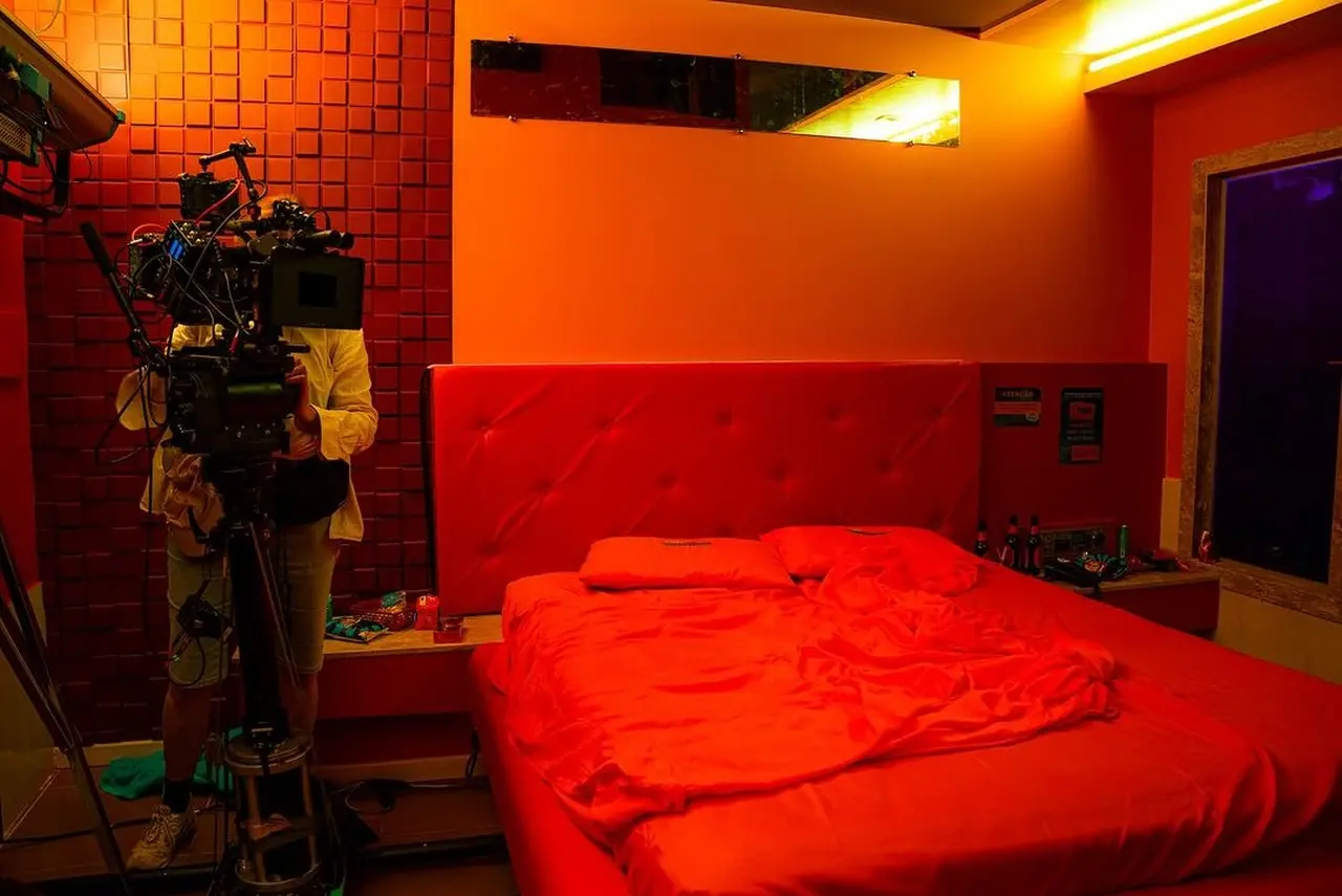 Imagem de bastidor do longa cearense Motel Destino, de Karim Aïnouz