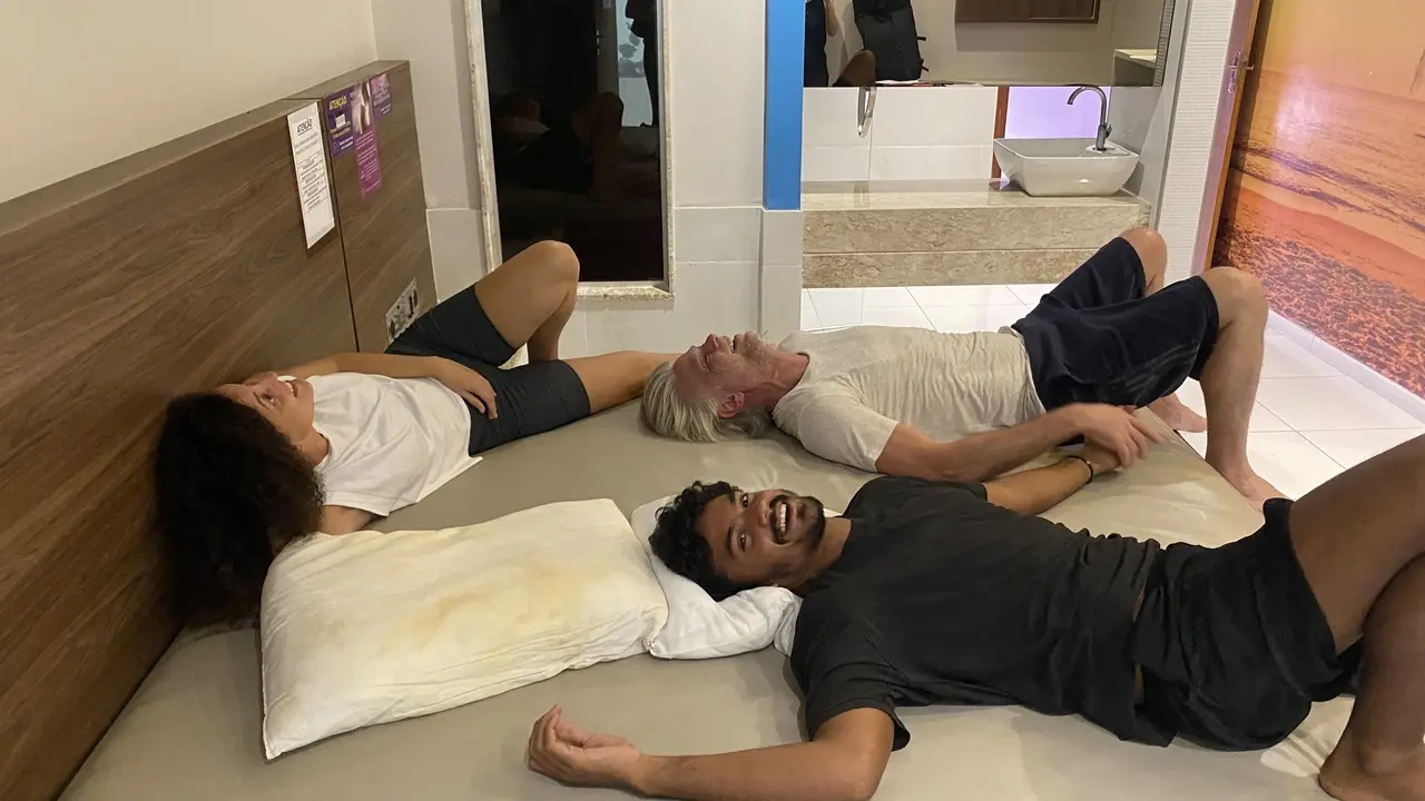 O trio de protagonista Nataly Rocha, Fábio Assunção e Iago Xavier em registro do primeiro dia de ensaio no Sex Motel