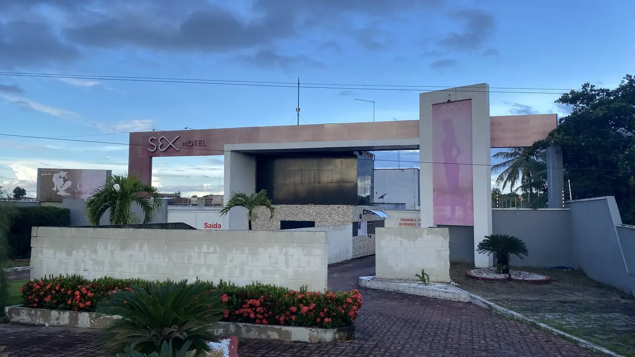 Registro do momento em que Luciana Vieira chegou pela primeira vez ao Sex Motel, que se tornaria a locação do longa