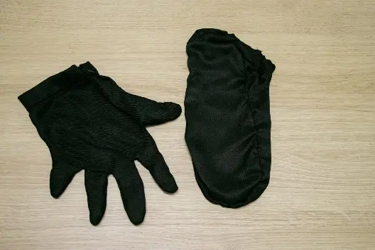 Uma luva e uma meia, ambas pretas, sobre uma mesa