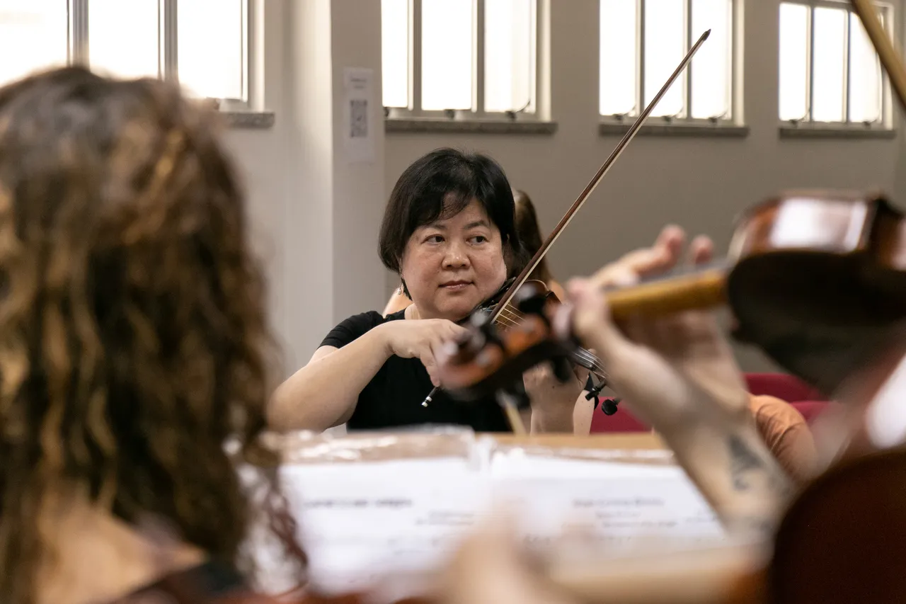 A professora Liu Man Ying é coordenadora da Camerata de Cordas da UFC