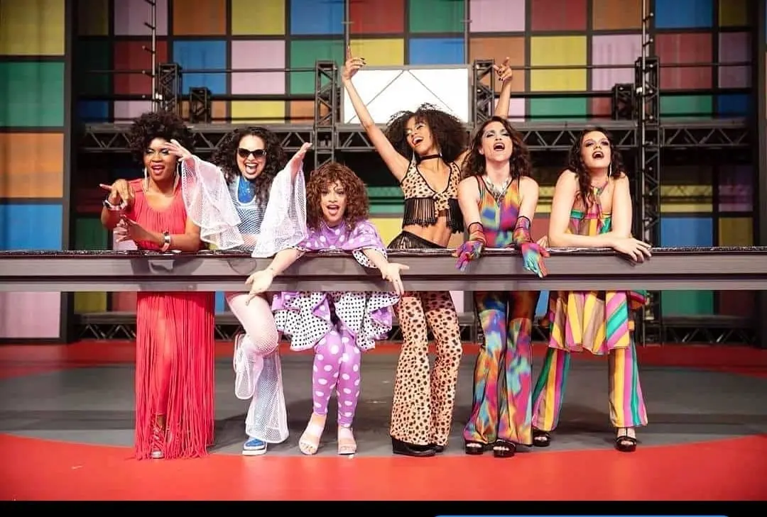 Espetáculo 'O Frenético Dancin' Days', de 2018, é destacado por Larissa Carneiro como a 'primeira grande produção nesse eixo'