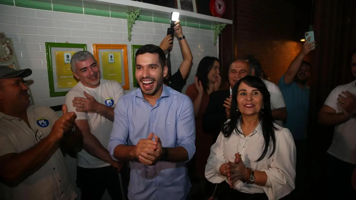 André Fernandes ao lado da vice Alcyvania Pinheiro na convenção que oficializou a chapa