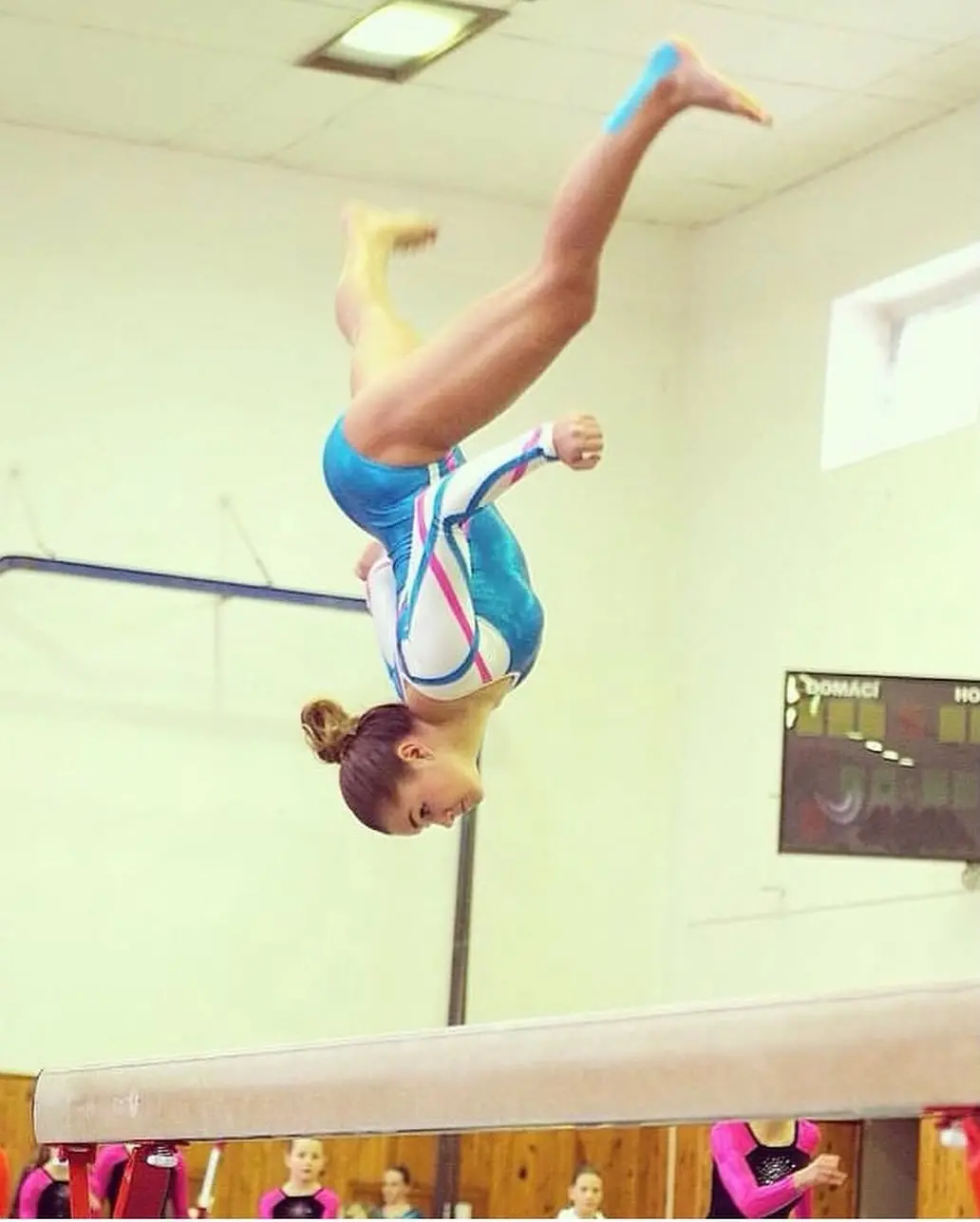 atleta Natalie Stichova durante movimento de ginástica