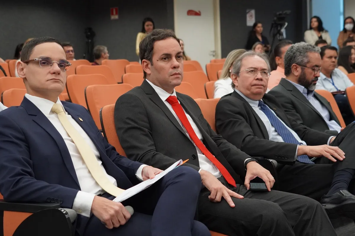 Procurador-geral do Ceará, Rafael Machado, à esquerda da imagem