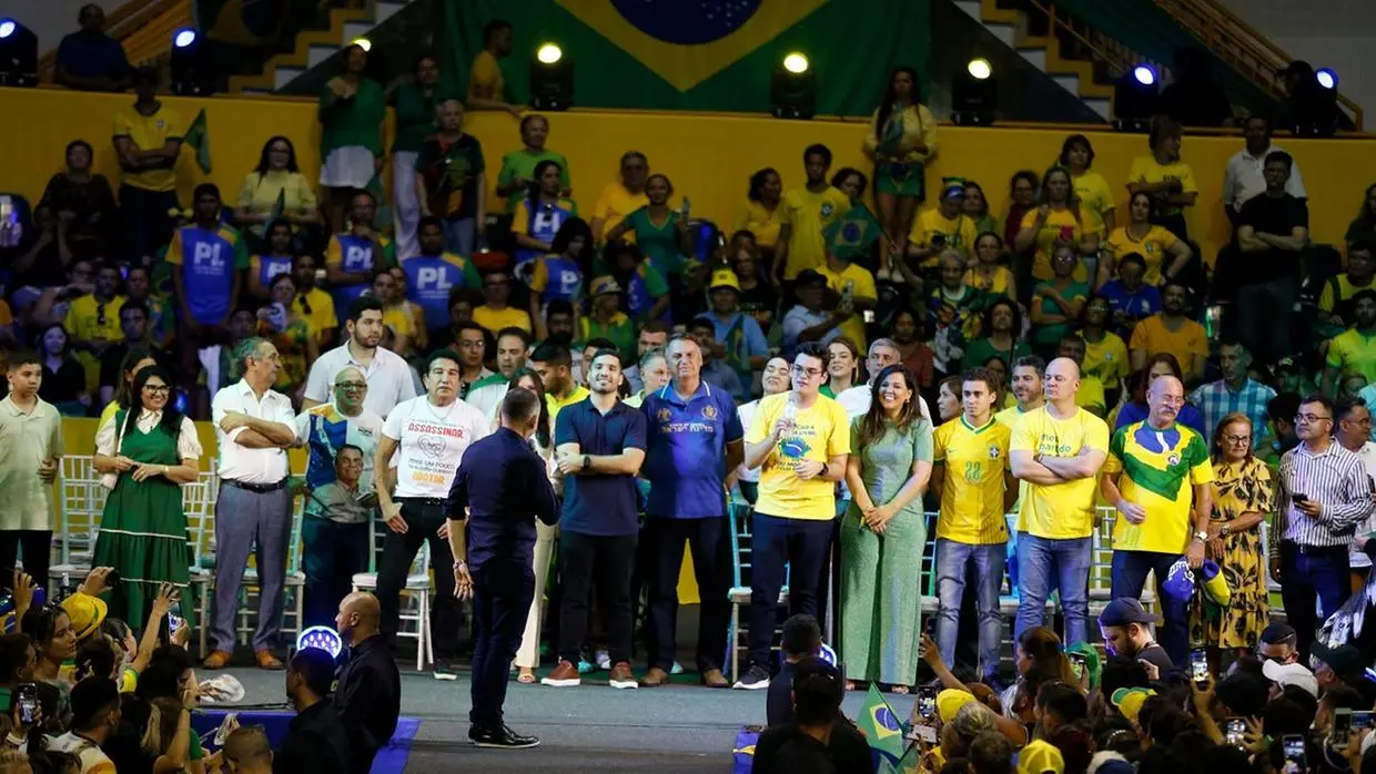André Fernandes com o ex-presidente Bolsonaro e outros aliados em evento de pré-campanha