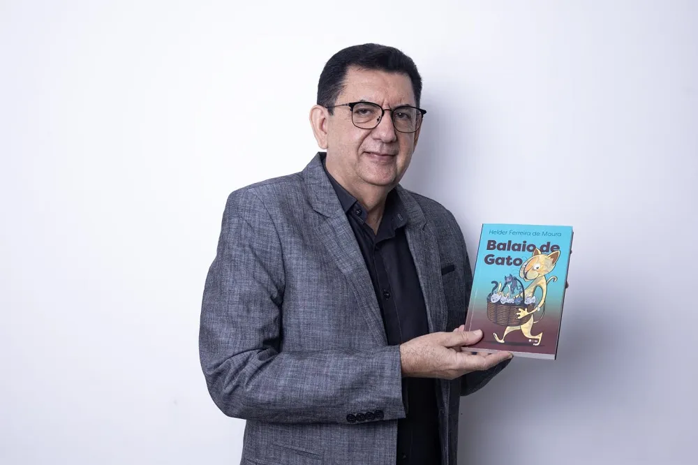 Helder nasceu na fazenda Santelmo, município de Umari, interior do Ceará, e sempre foi atraído pela cultura popular