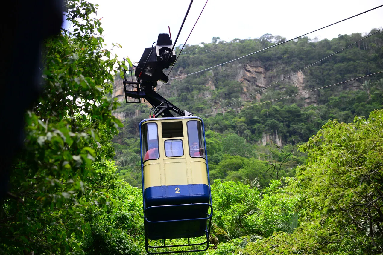O teleférico, ou bondinho, tem acesso gratuito, com capacidade de 8 pessoas por cabine, por ordem de chegada