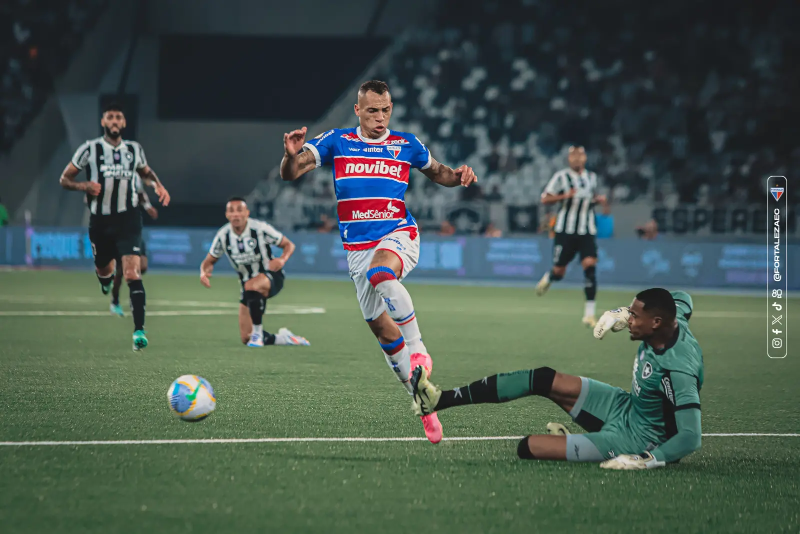 Atleta do Fortaleza disputa bola com o Botafogo