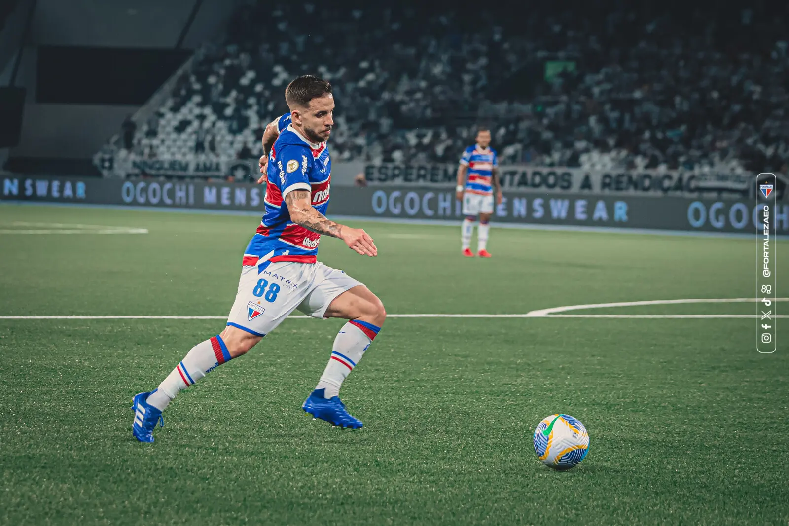 Lucas Sasha em ação pelo Fortaleza