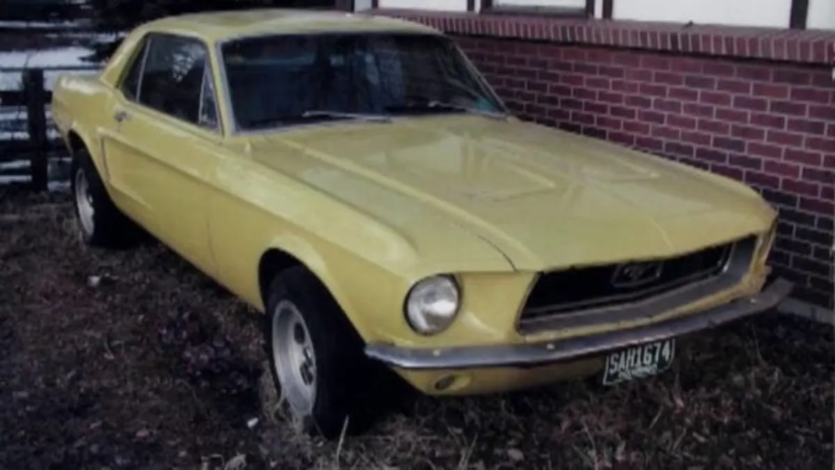 Ford Mustang 1968 que Mike havia restaurado e onde foi encontrado sem vida