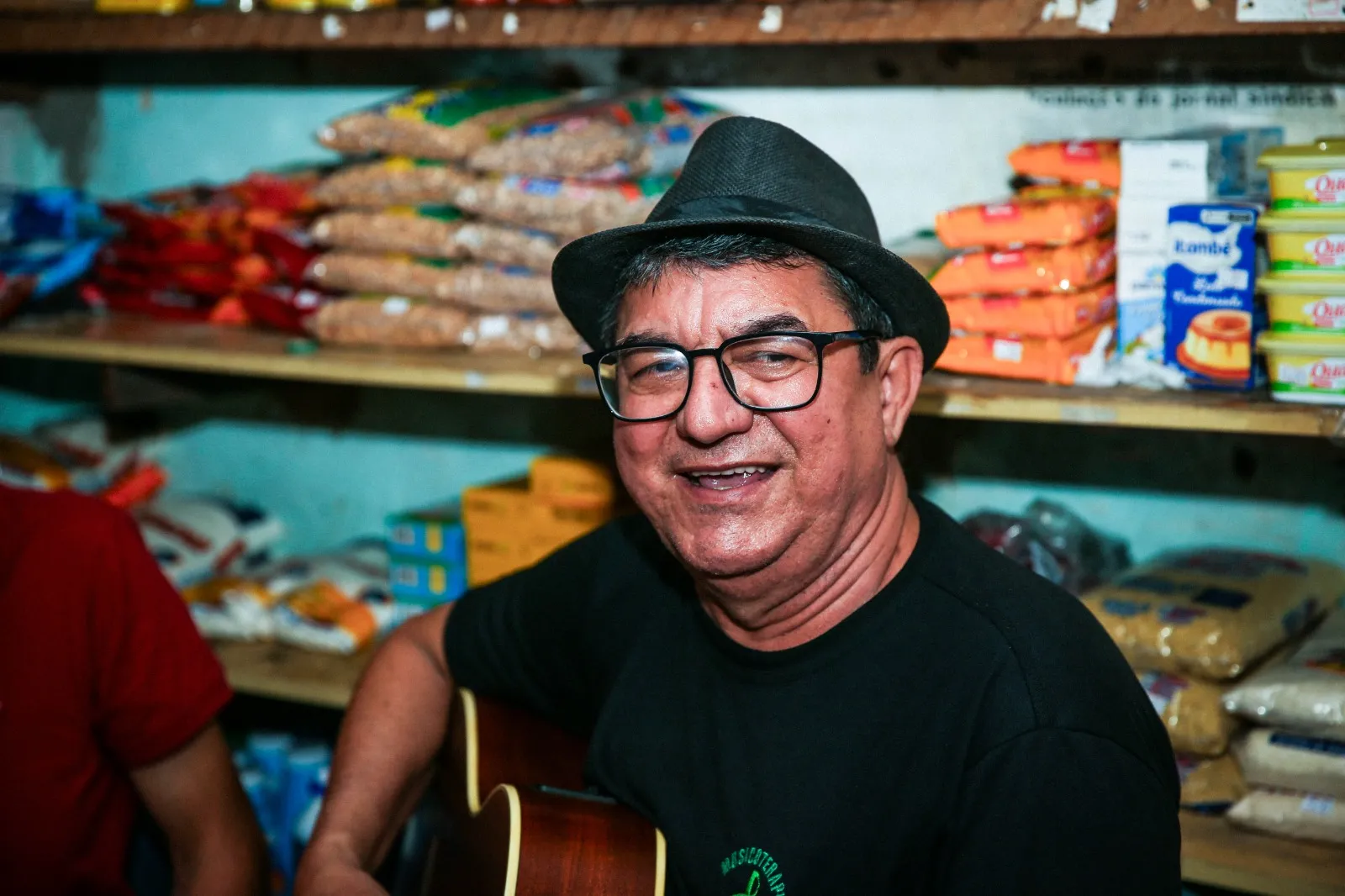 O radialista e musicoterapeuta Enoc Morais, entre músicas e insumos alimentícios: 