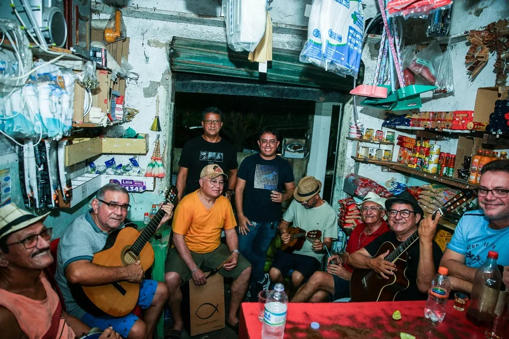 Ninguém vai embora até que, às 21h, as luzes se apaguem; o Bar do Frazão não dorme