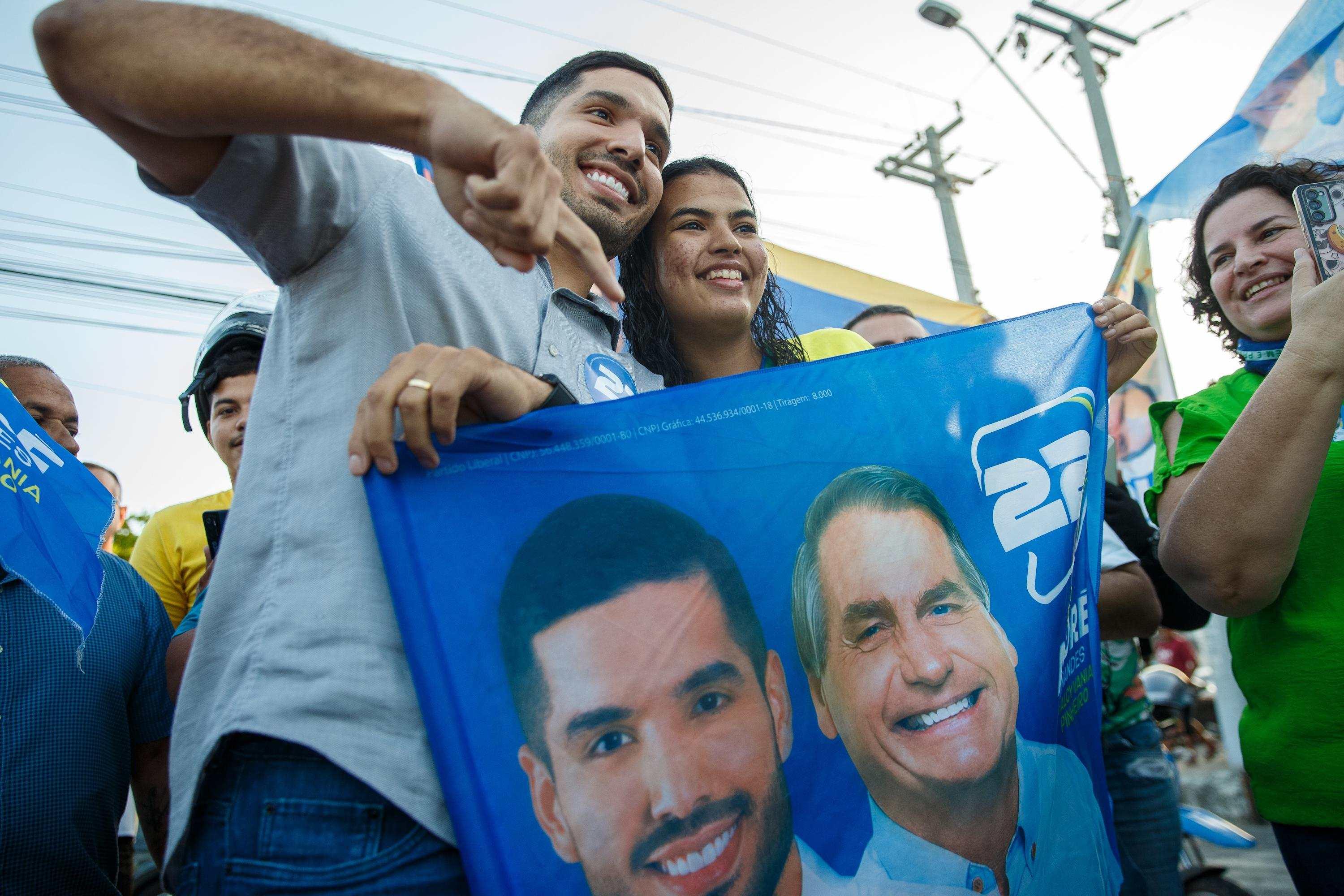 André Fernandes ao lado de apoiadores na campanha em Fortaleza