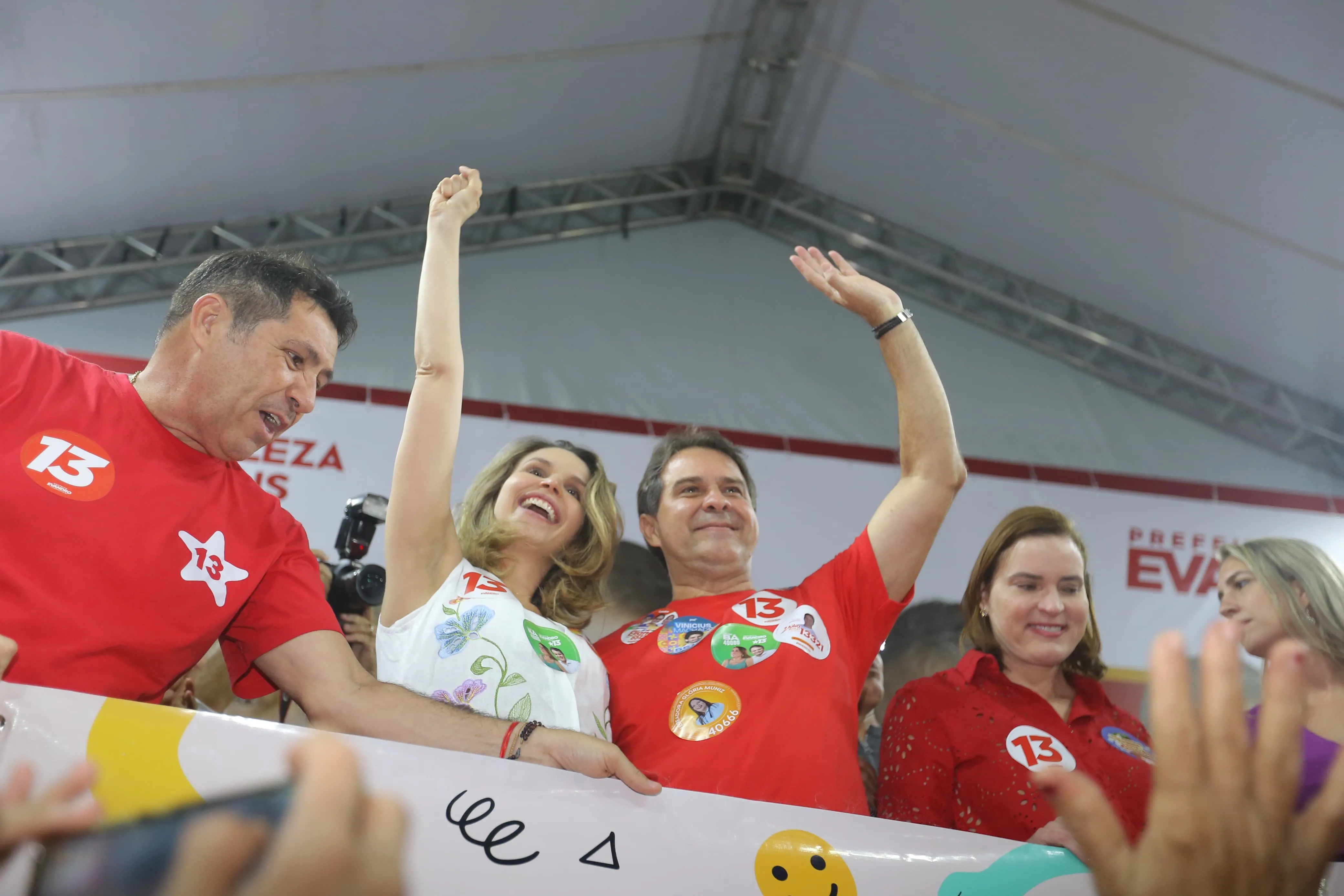 Evandro ao lado da vice, Gabriella Aguiar (PSD), à esquerda, em evento na noite desta quinta (5).