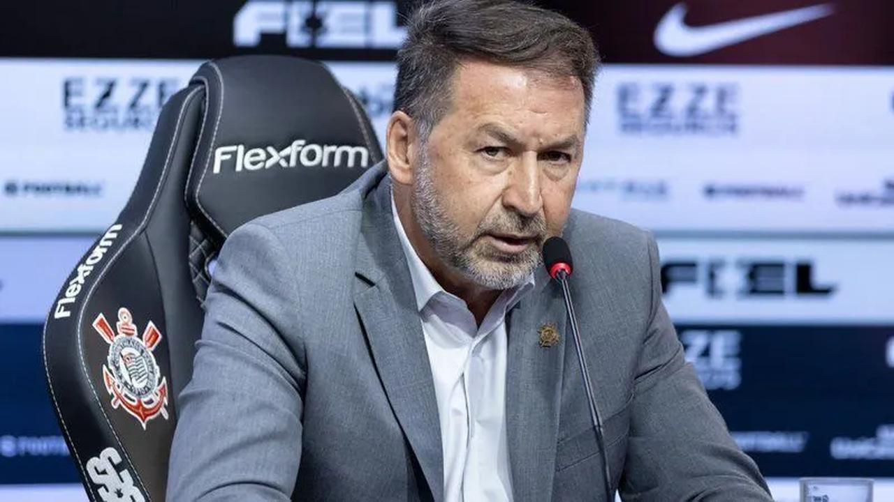 Augusto Melo durante coletiva de imprensa do Corinthians