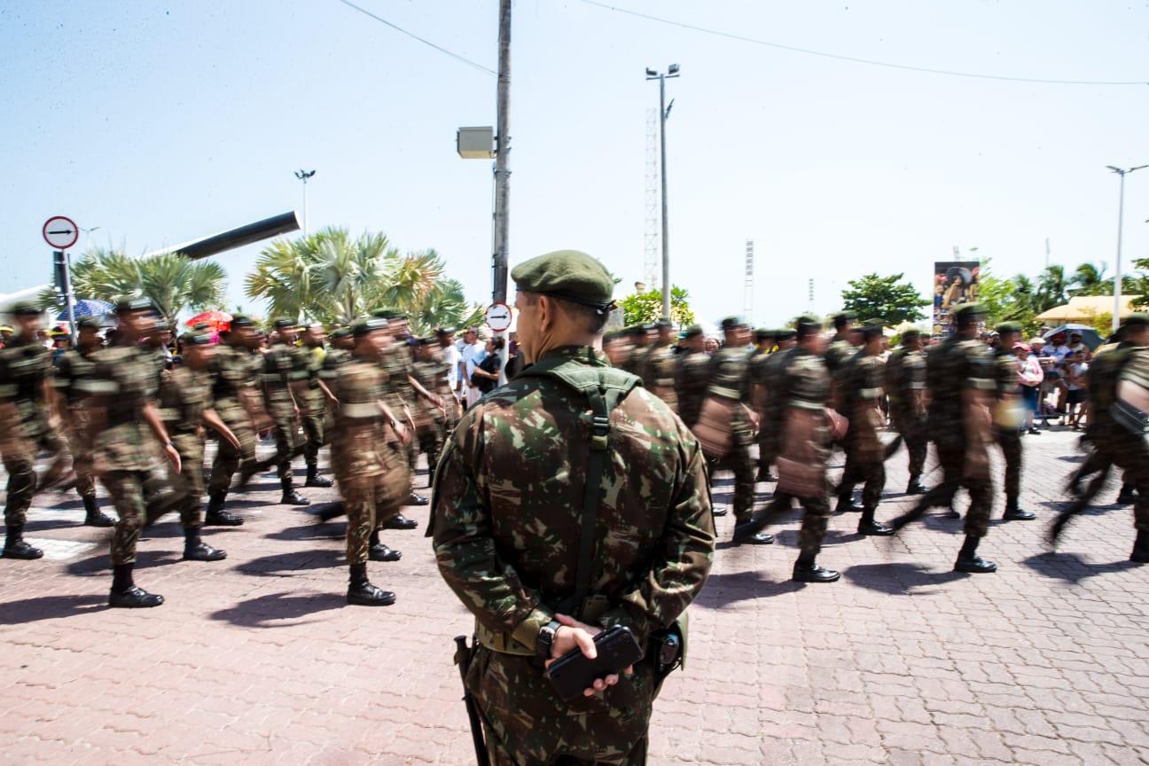 Desfile na Avenida Beira Mar, em Fortaleza