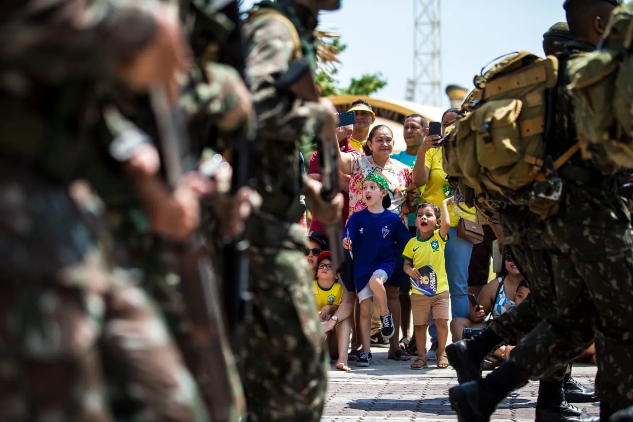 Desfile cívico-militar reuniu crianças e adultos na Avenida Beira Mar, em Fortaleza