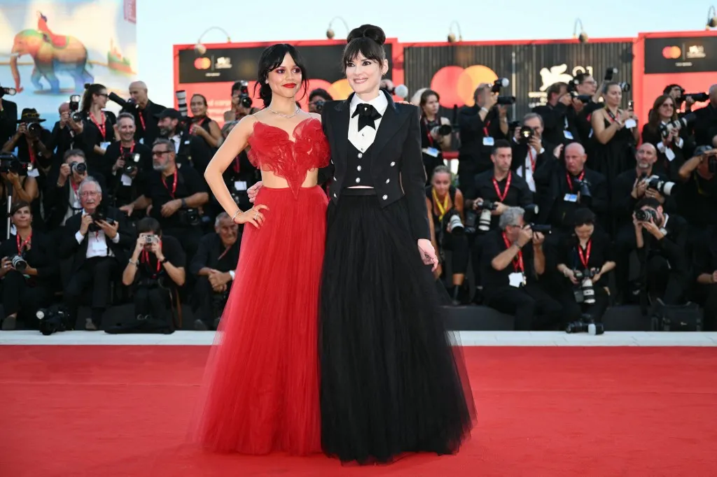 As colegas de elenco Jenna Ortega e Winona Ryder foram fotografadas juntas no tapete vermelho