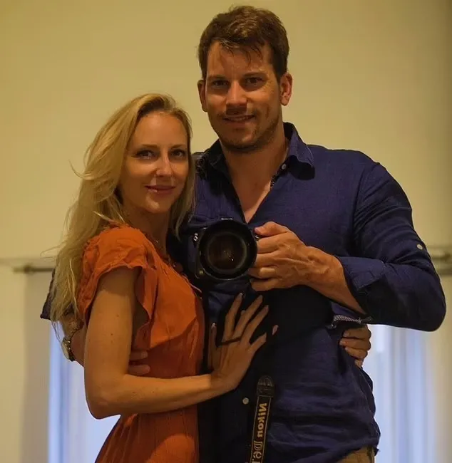 O marido, Thomas, disse que agiu em legítima defesa, pois foi ameaçado com uma faca, mas a autópsia mostrou a frieza do assassinato