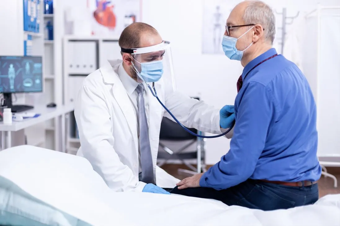 Após o cateterismo, médico avalia necessidade de internação antes da alta hospitalar