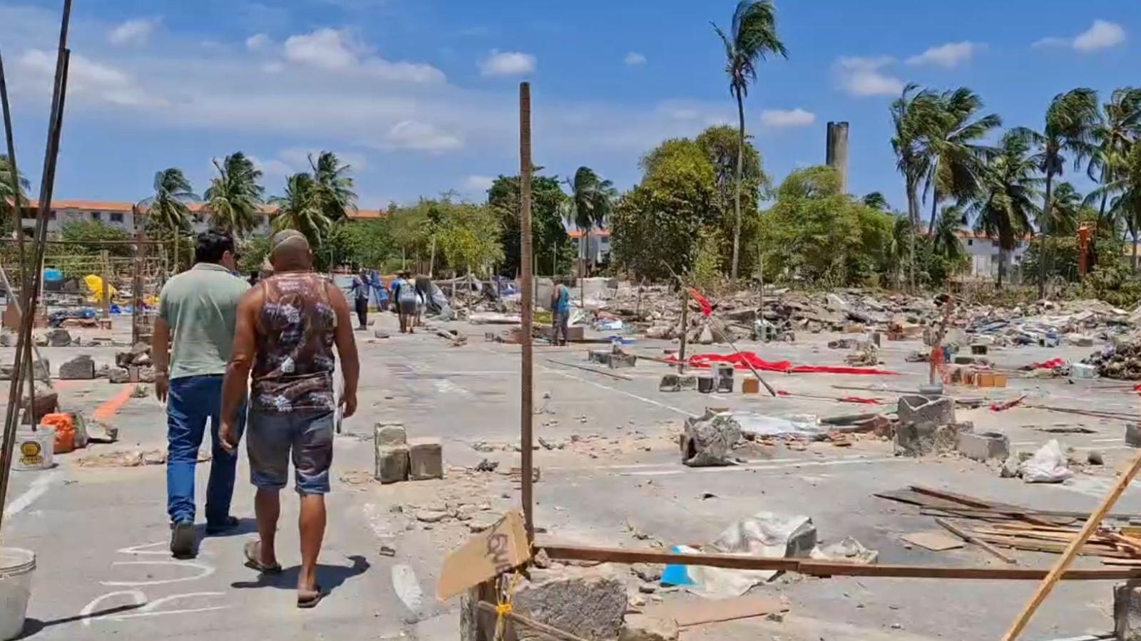 Imagem de 2 homens caminhando em terreno