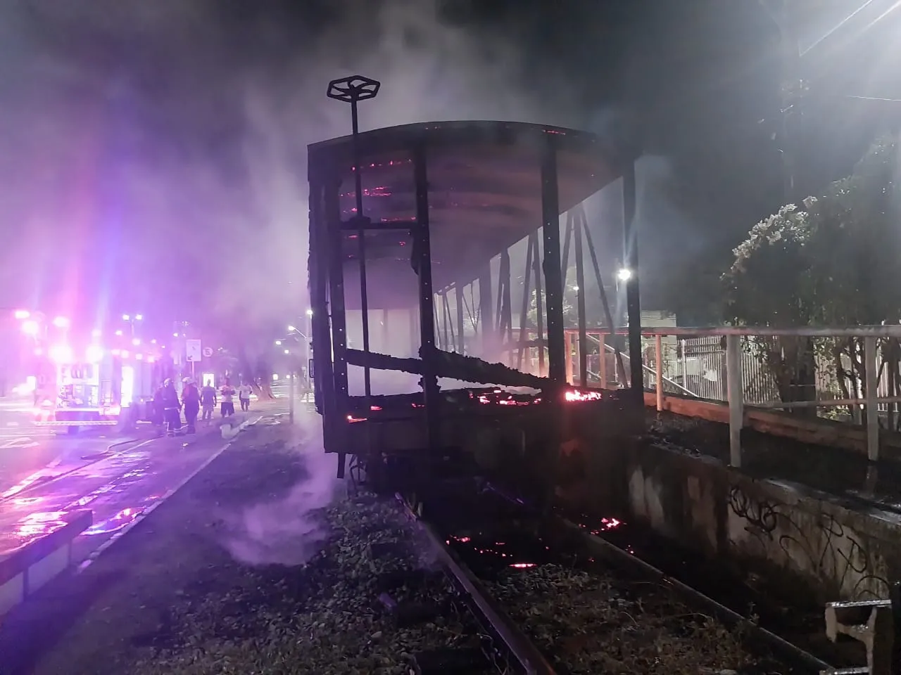 Incêndio começou por volta de 1h da manhã deste domingo
