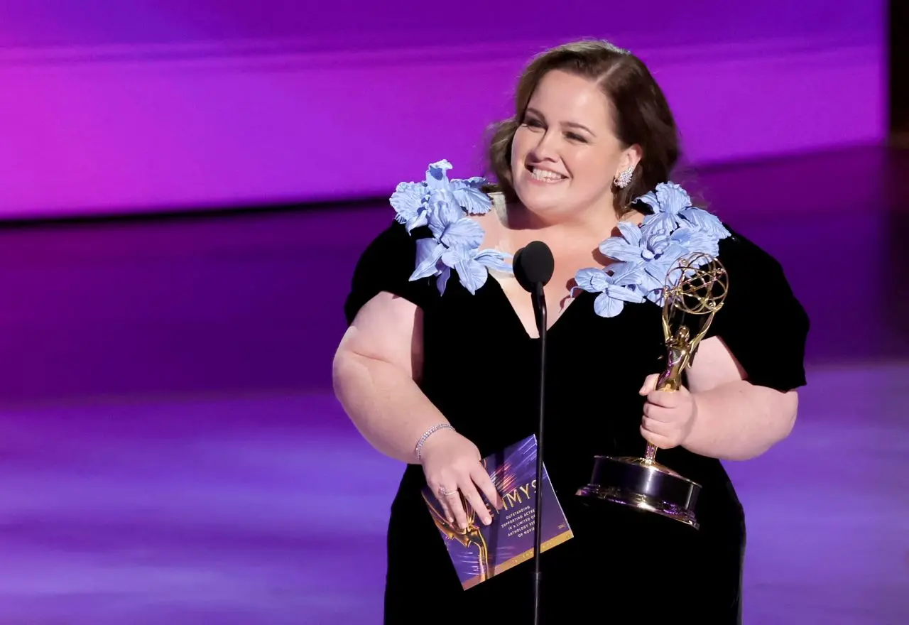 Jessica Gunning falando ao microfone durante entrega do emmy 2024