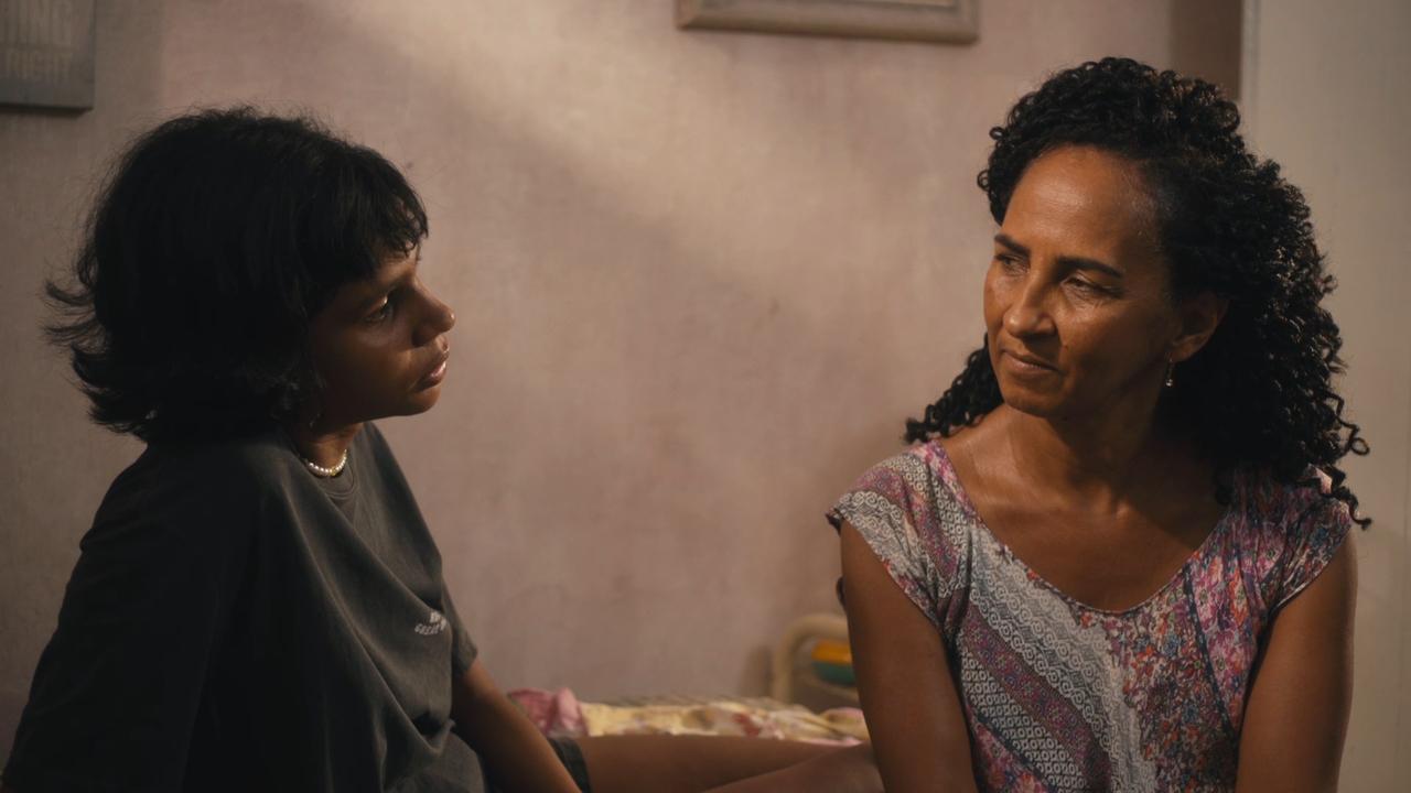 Mari (Pipa) e Marluce (Luciana Souza) lidam de formas diferentes com a partida de Dayane na trama