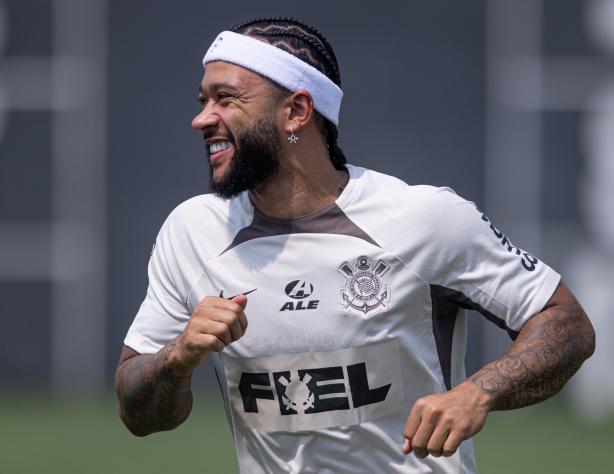 Depay em ação pelo Corinthians