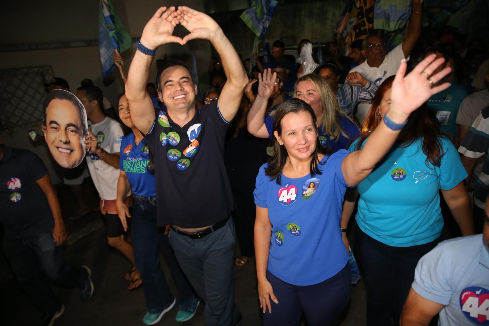 Wagner e a vice da chapa, Edilene Pessoa (União), durante caminhada no bairro Jacarecanga