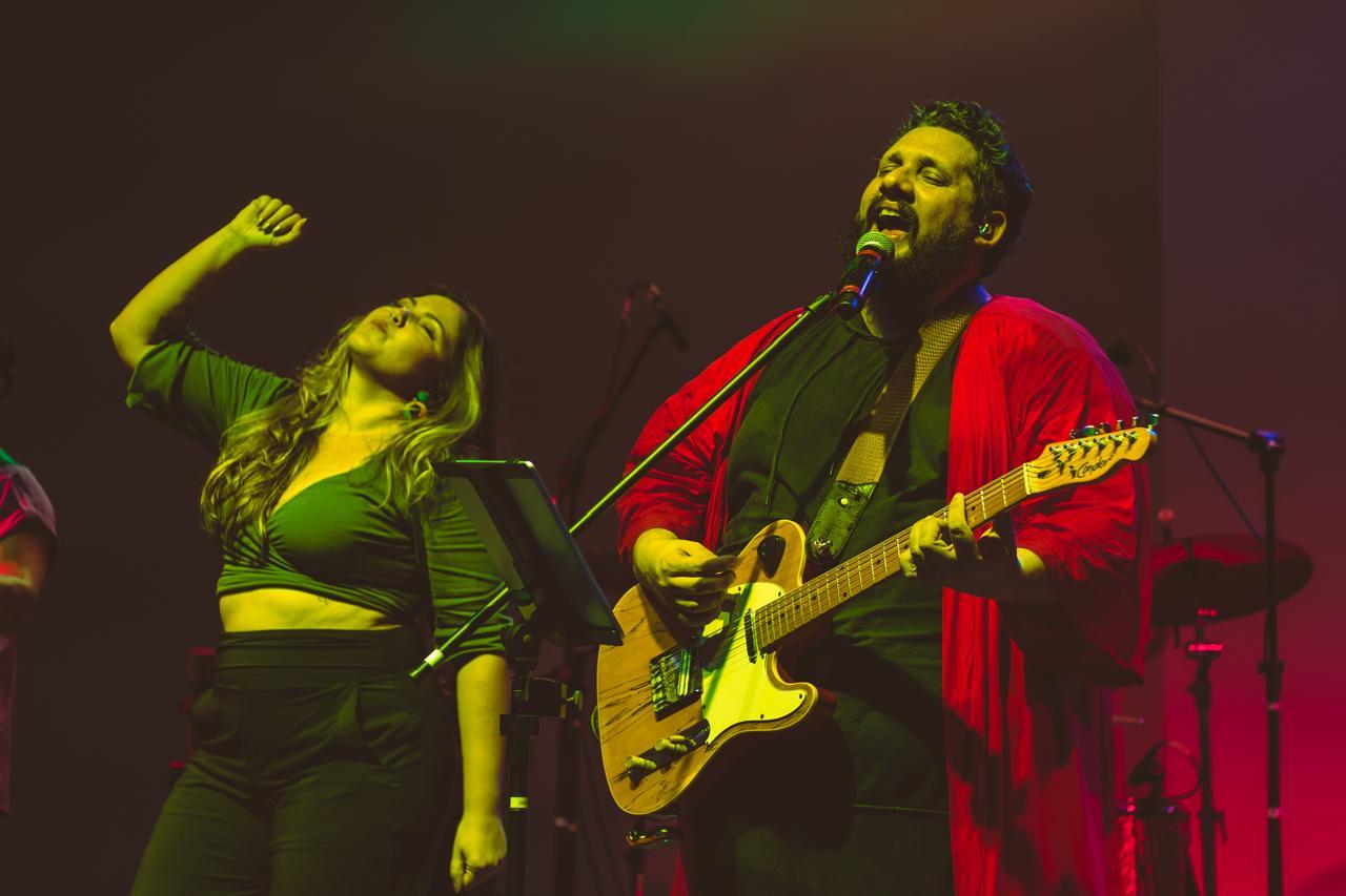 A intérprete Vanessa de Assis e o cantor e músico Berg Menezes em apresentação musical