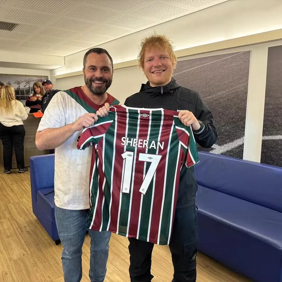 Ed Sheeran ganha camisa personalizada do Fluminense