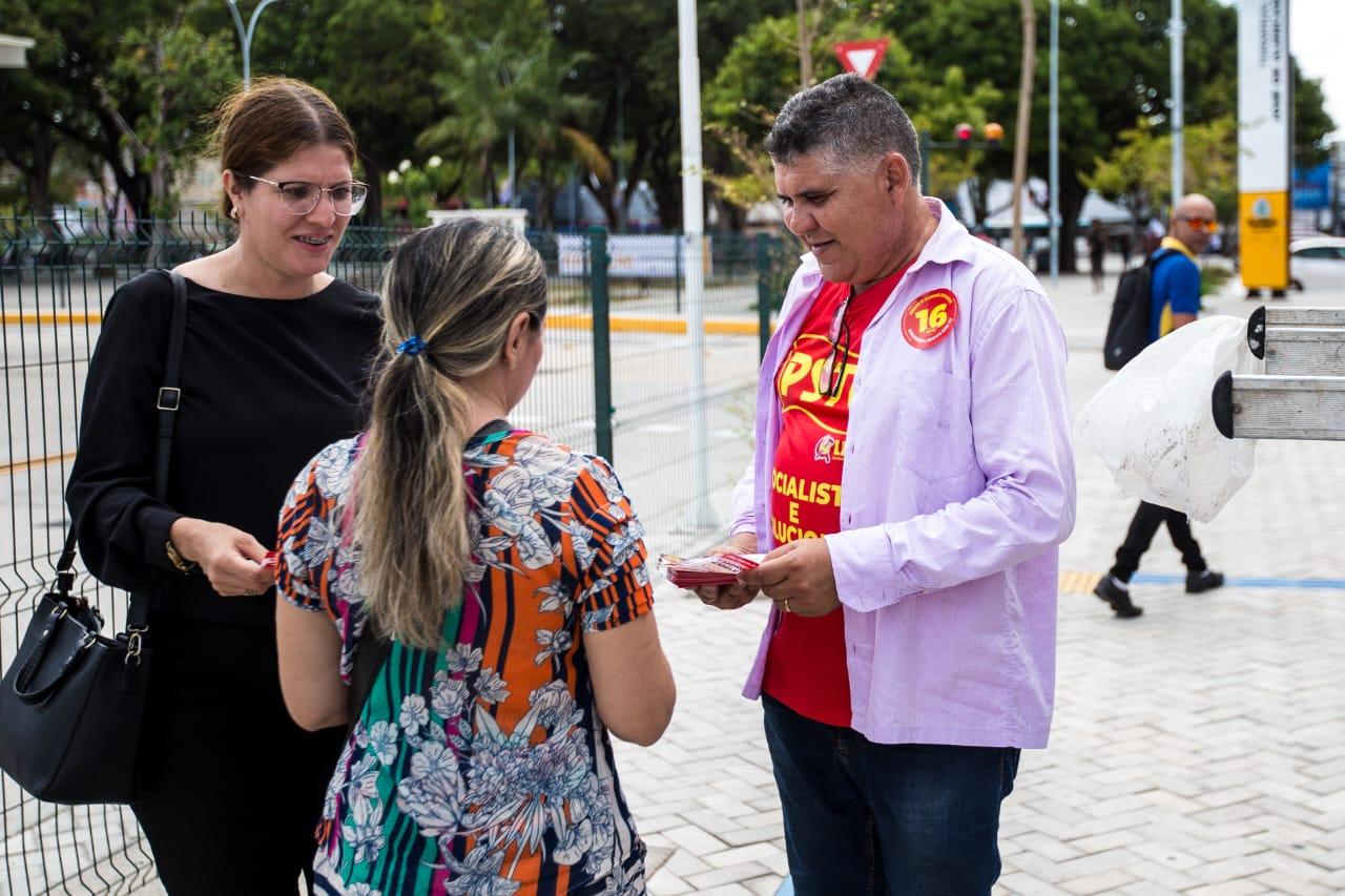 Zé Batista panfletando na Praça José de Alencar