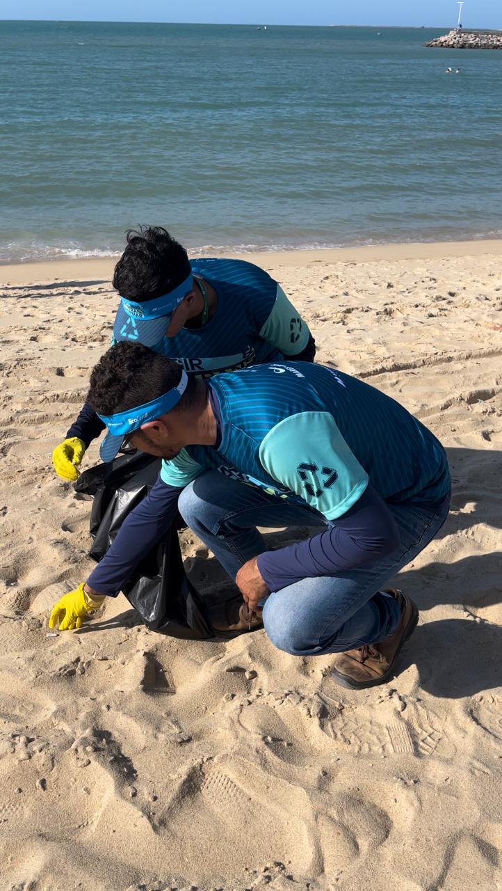 Voluntários limpando praia de Fortaleza