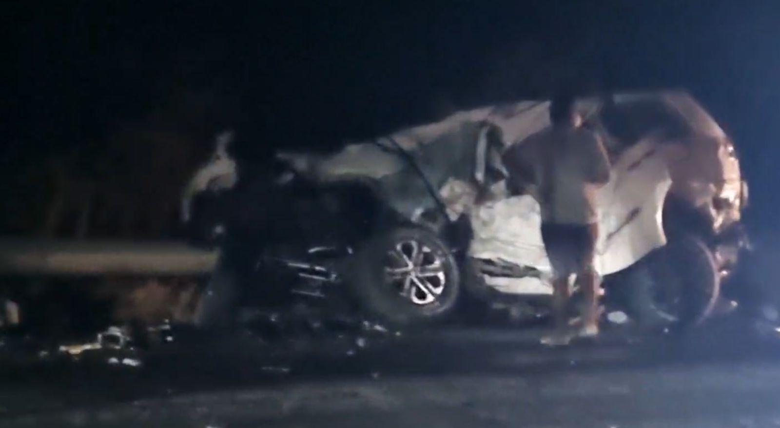 Imagem mostra carro de Diogo Mello após se chocar contra carreta na BR-304. Filho de candidata a vice-prefeita de Aracati morre em acidente de carro na BR-304