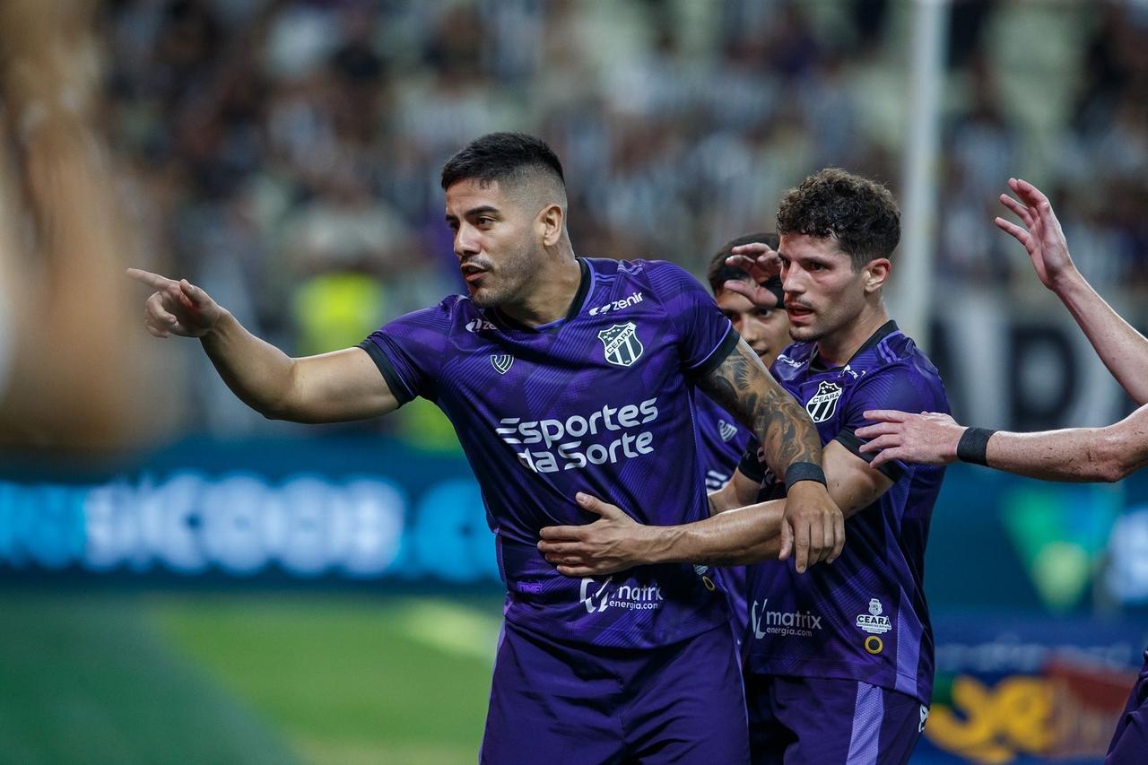 Rafael Ramos e Recalde em comemoração de gol contra o Vila Nova, pela 28ª rodada da Série B