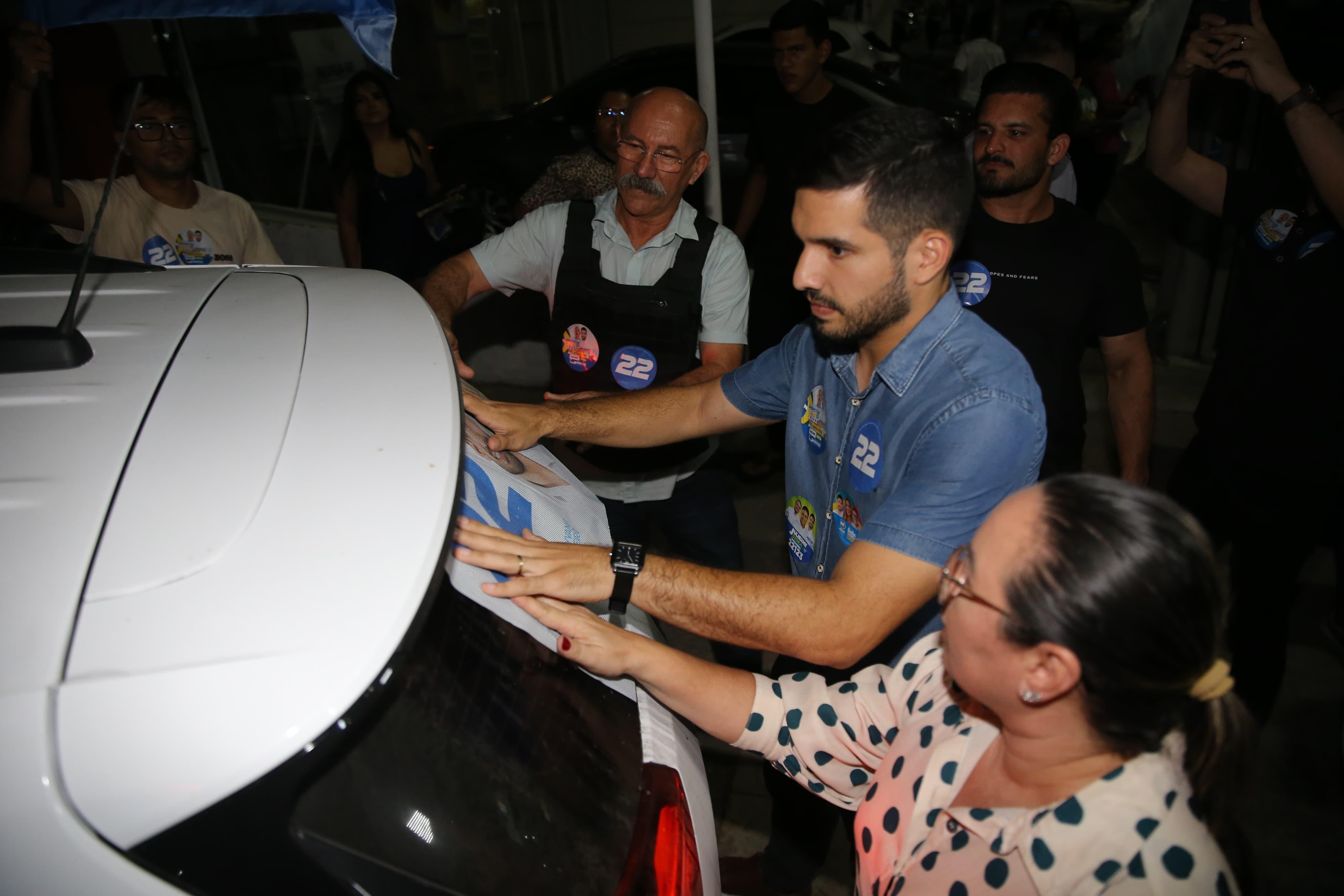 André Fernandes participou de adesivaço no bairro Parquelândia