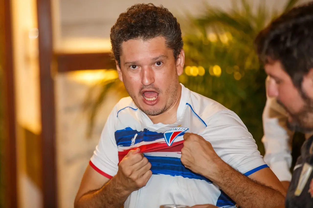 Torcedores do Fortaleza lotam bares e restaurantes para ver decisão da Sul-Americana