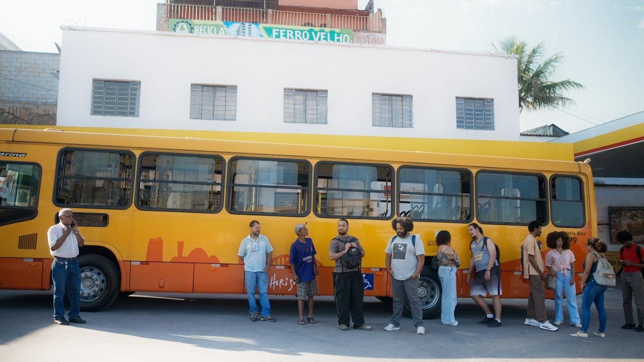 Perrengues se acumulam no caminho de Zeca até o trabalho em 'O Dia que te Conheci', que reflete sobre trabalho, capitalismo e encontros