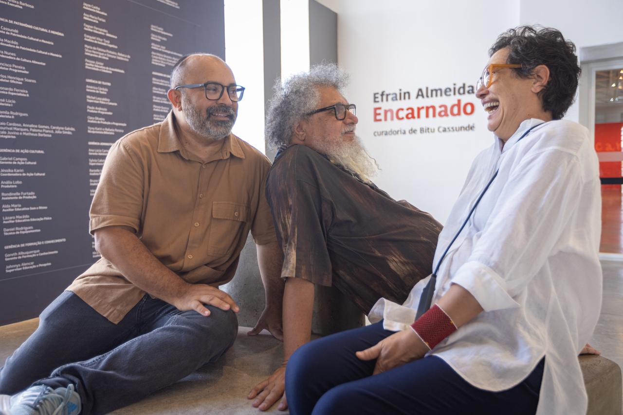 O curador Bitu Cassundé, o escultor Efrain Almeida e a diretora do Centro Cultural do Cariri Rosely Nakagawa em registro na exposição 'Encarnado', do artista